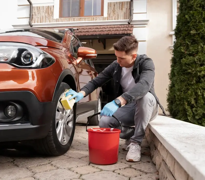 Lavage auto à domicile Saint-Frégant : professionnel intervenant sur un véhicule